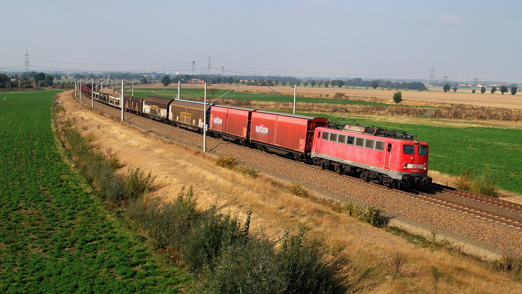 140 569 mit Güterzug bei Priestewitz 08.10.2013)