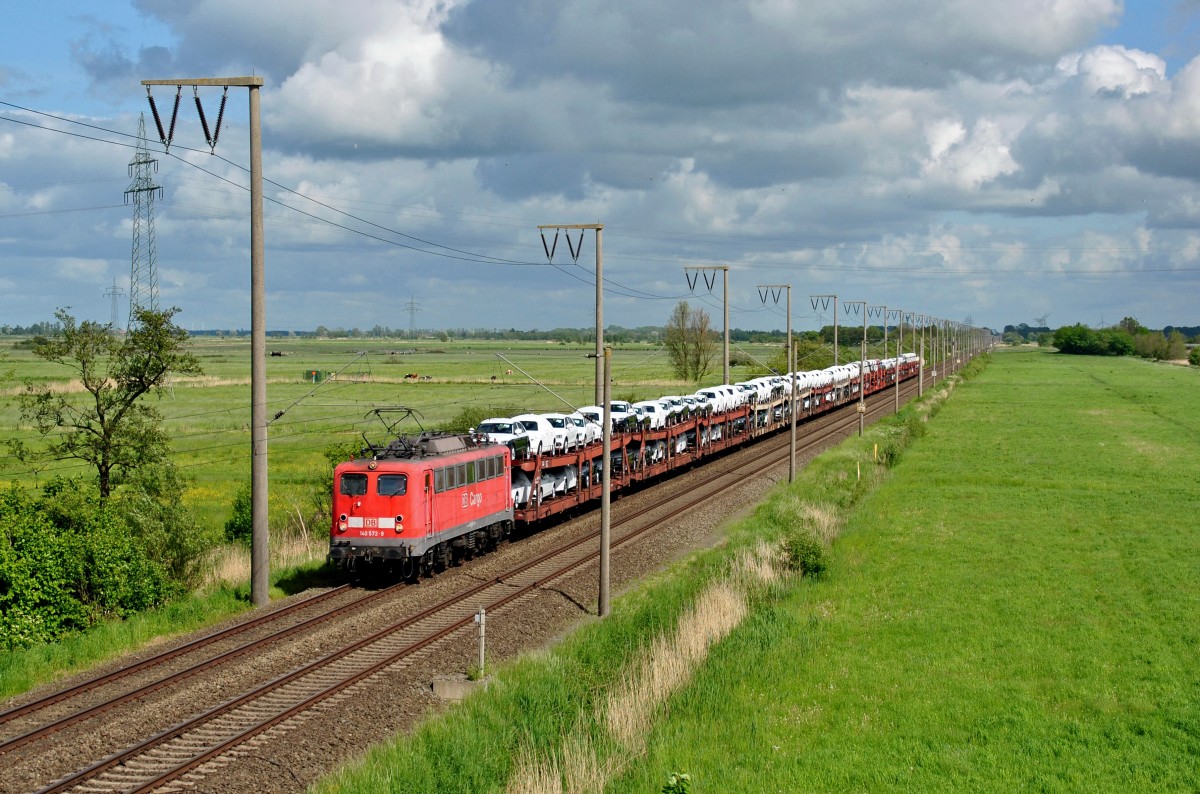140 572-9 fuhr am 13.05.2014 mit einem Güterzug von Osnabrück nach Emden, hier bei Petkum.