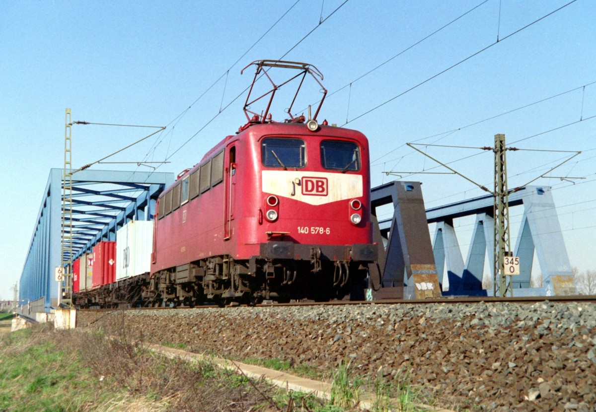 140 578 mit Gterzug Richtung Maschen am 07.04.1997 auf der Sderelbbrcke in Hamburg-Harburg