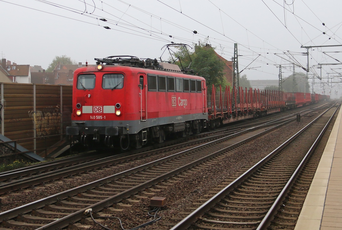 140 585-1 mit leeren Rungenwagen aus Richtung Seelze kommend gen Osten. Aufgenommen am 20.09.2014 in Hannover Linden-Fischerhof.