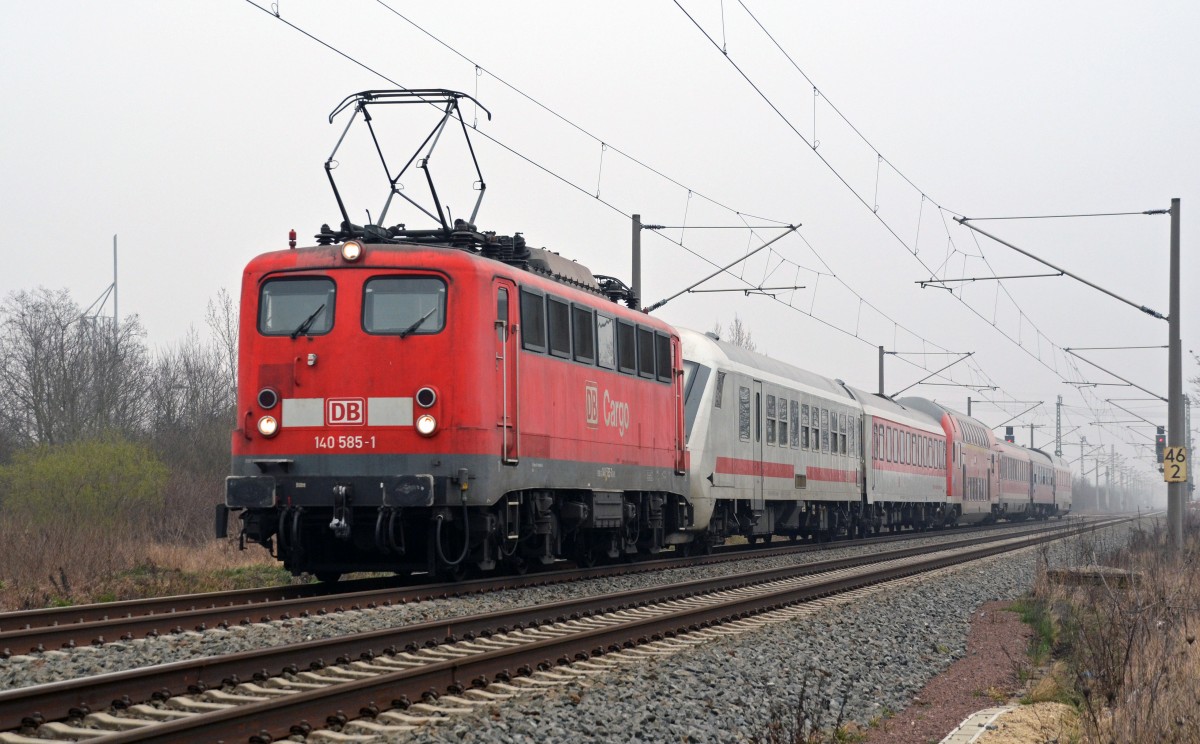 140 585 bespannte am 06.03.14 den PbZ 2466 von Leipzig nach Berlin. Hier passiert der Zug Greppin.
