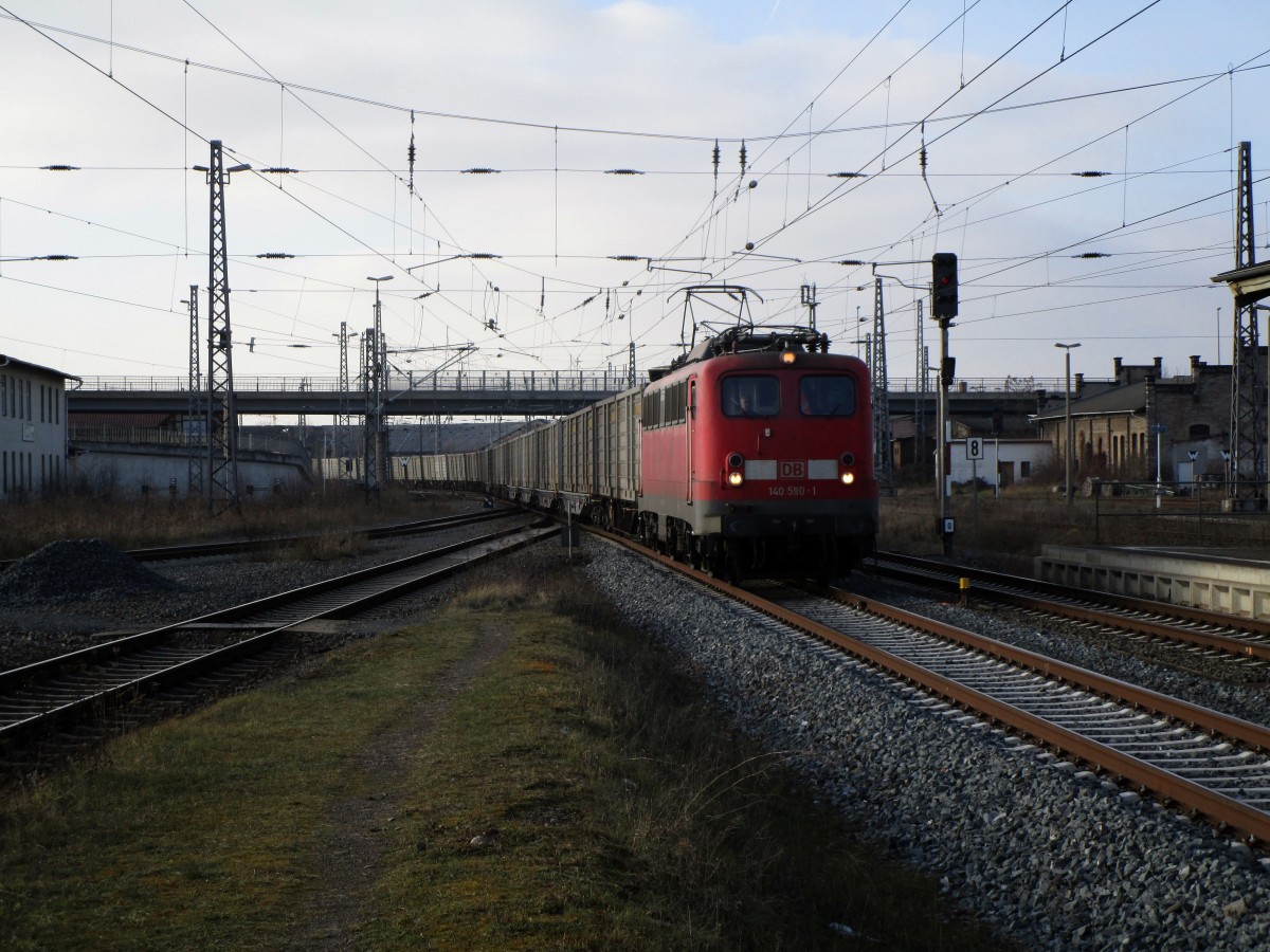 140 590-1 mit einem Güterzug in Nordhausen.