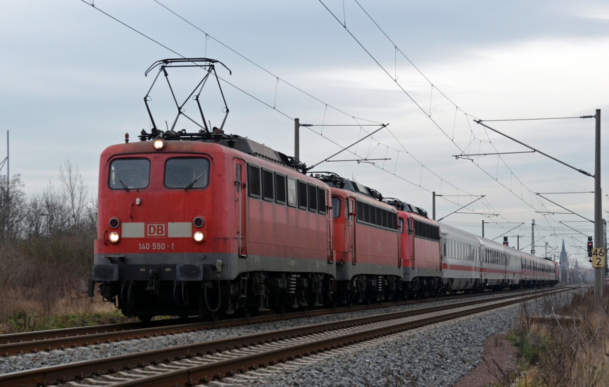 140 590 bespannte am 19.12.13 den PbZ 2466 Berlin-Leipzig. Hier führt sie 115 346, 113 267 und 143 598 durch Greppin Richtung Dessau.