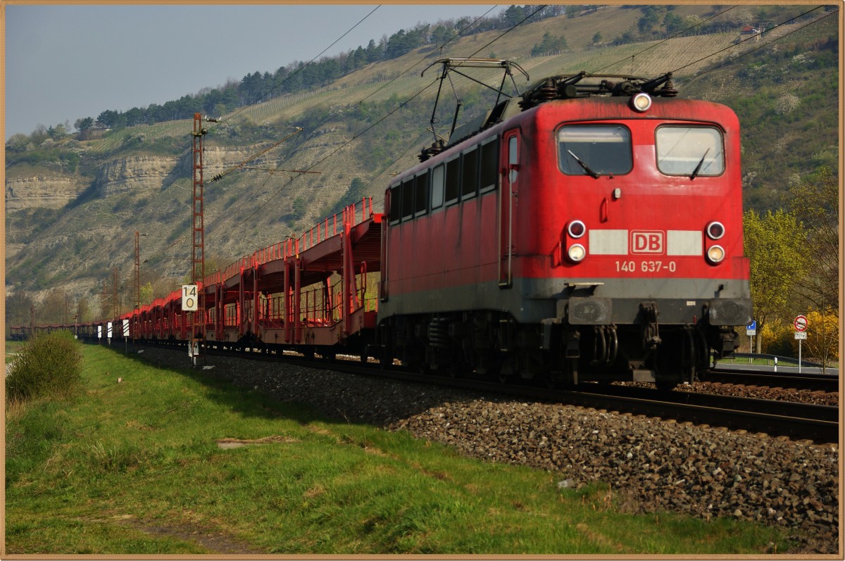 140 637-0 mit einen leeren Autozug Richtung Würzburg am 01.04.14 bei Thüngersheim.