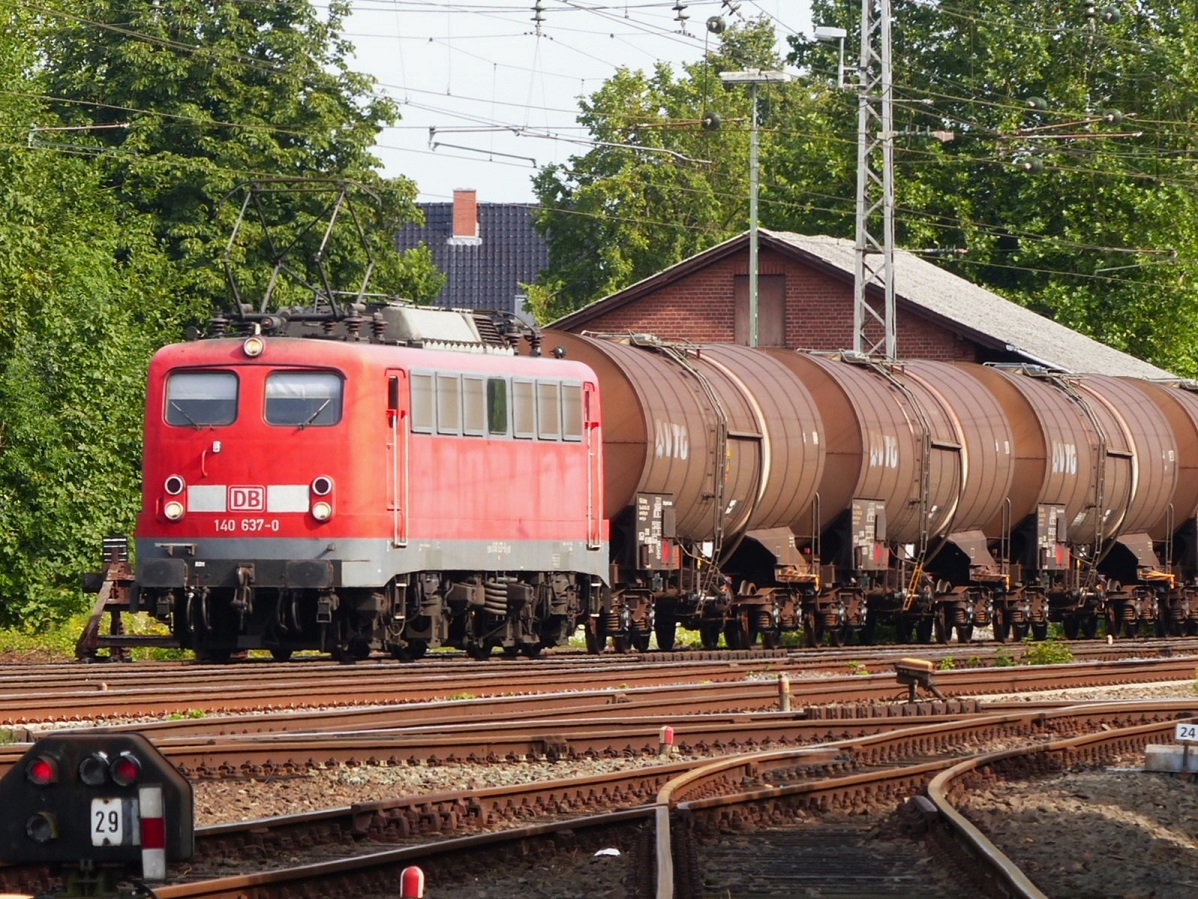140 637 durchfährt den Bahnhof Salzbergen mit einem Kesselzug in Richtung Lingen/Holthausen, 05.08.15 - aufgenommen von einem Bahn-Seitenweg