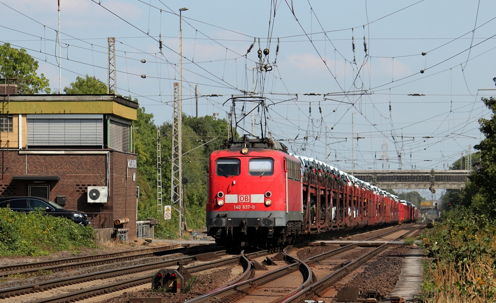 140 637 mit einem Autozug am 24.8.13 in Misburg nach Seelze