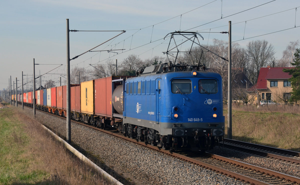 140 649 der EGP beförderte am 25.03.17 einen Containerzug durch Braschwitz Richtung Magdeburg. Die EGP hat diese Maschine erst im Mai 2016 übernommen und wieder aufarbeiten lassen.