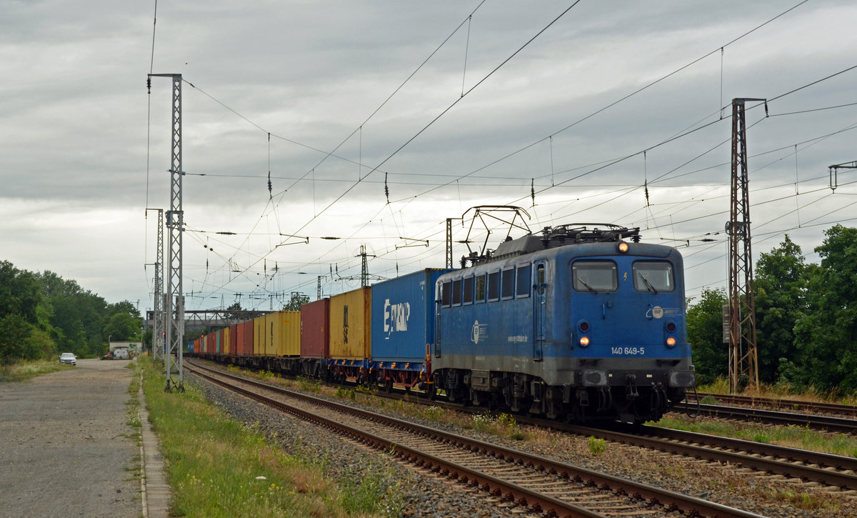 140 649 der EGP führte am 01.07.20 einen Containerzug durch Saarmund Richtung Schönefeld.