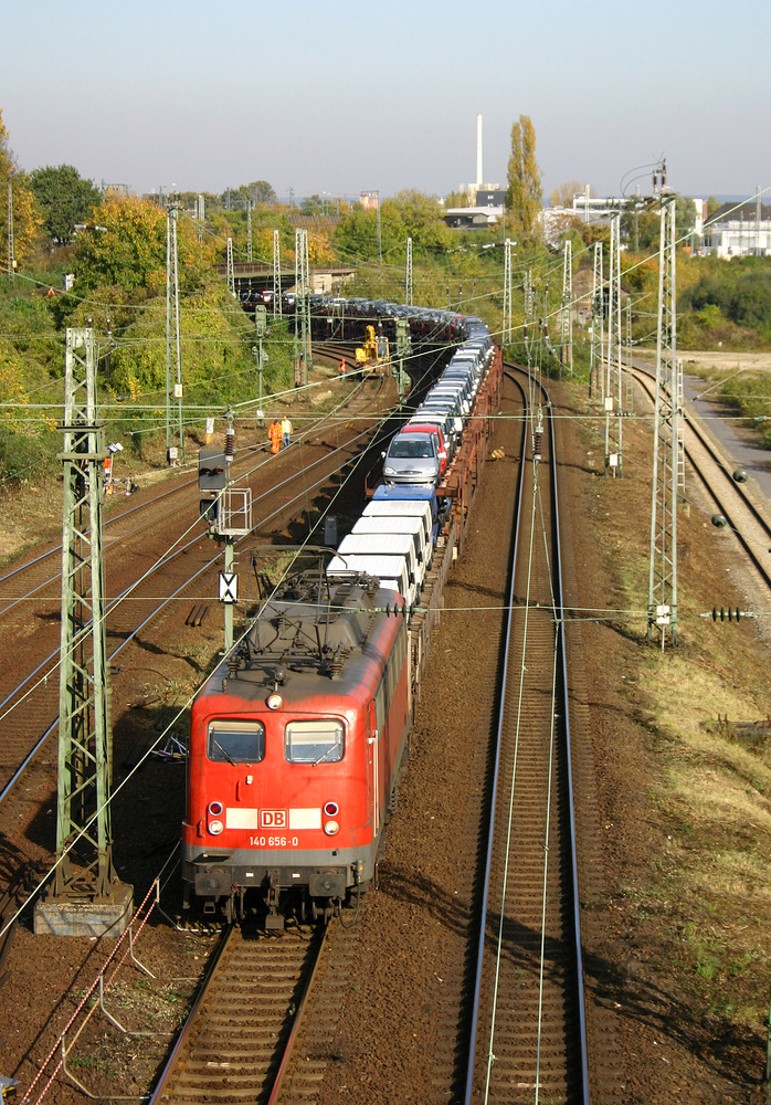 140 656 erreicht mit ihrem Güterzug am 28. Oktober 2005 den Bahnhof Köln West.