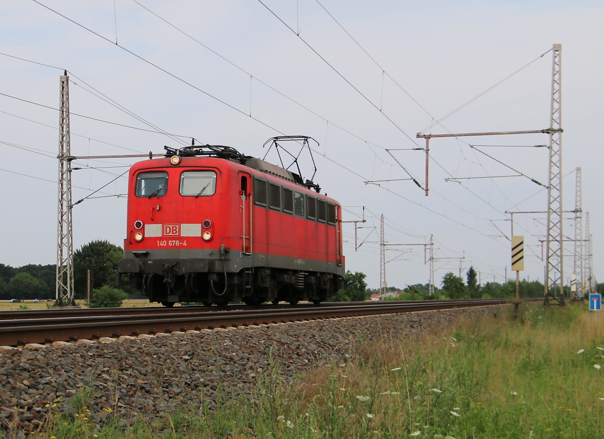 140 678-4 als Tfzf in Fahrtrichtung Wunstorf. Aufgenommen in Dedensen-Gümmer am 24.07.2015.