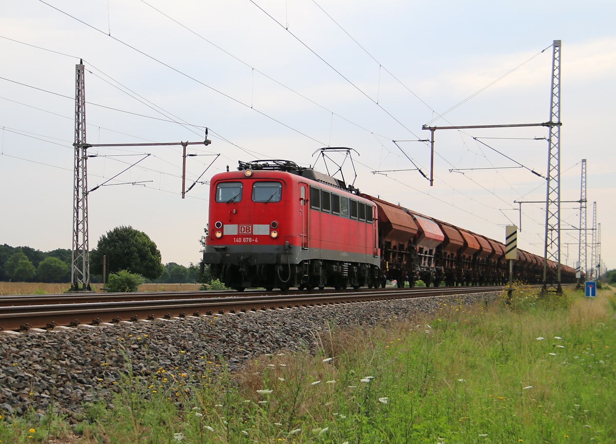 140 678-4 mit Schwenkdachwagen-Ganzzug in Fahrtrichtung Wunstorf. Aufgenommen in Dedensen-Gümmer am 24.07.2015.
