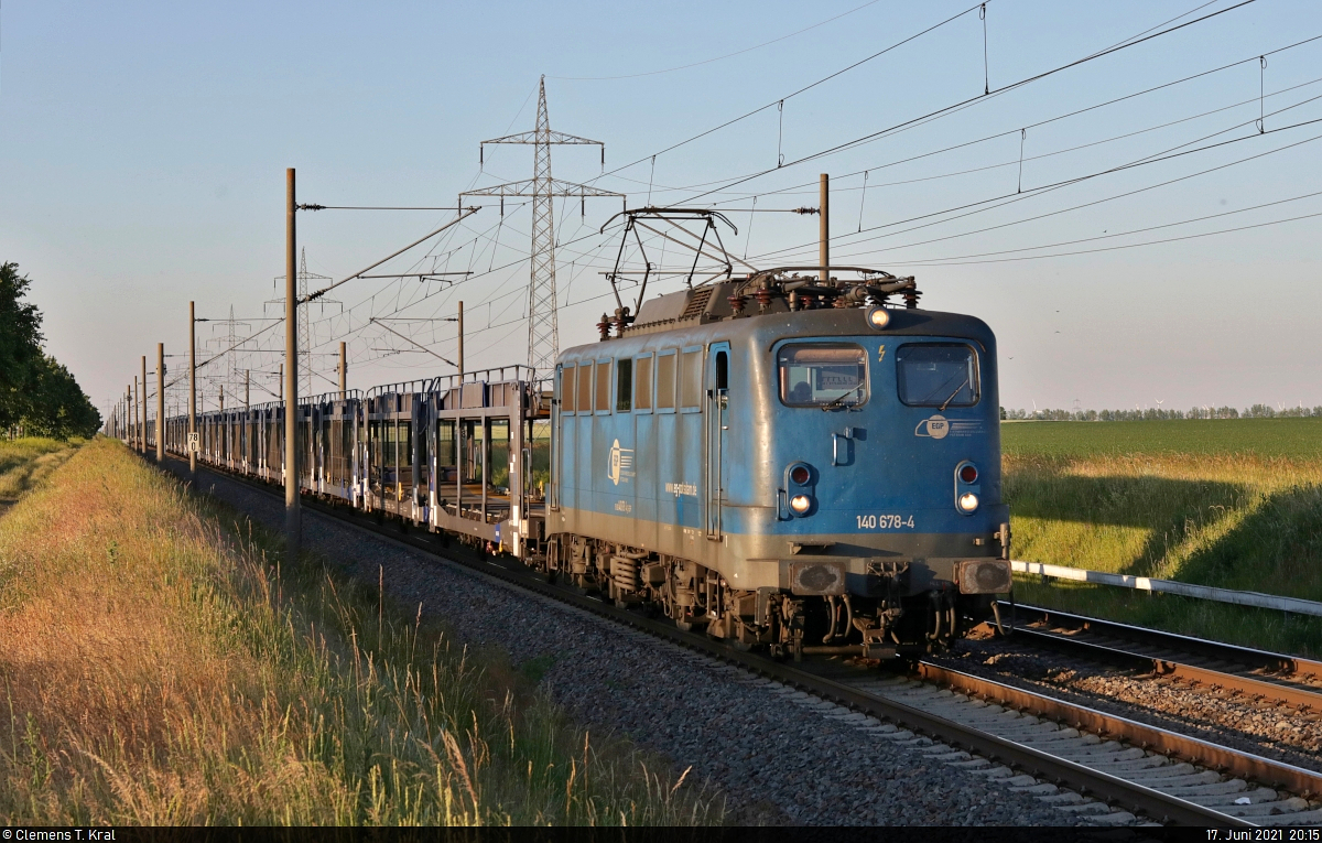 140 678-4 strebt mit leeren Autotransportwagen in Braschwitz gen Halle (Saale).

🧰 Eisenbahngesellschaft Potsdam mbH (EGP)
🚩 Bahnstrecke Magdeburg–Leipzig (KBS 340)
🕓 17.6.2021 | 20:15 Uhr