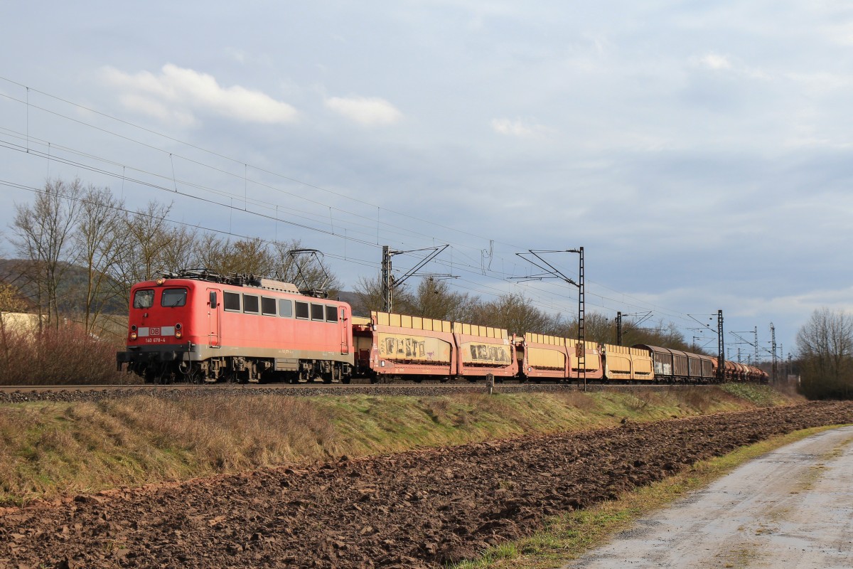 140 678 mit einem gemischten Güterzug am 21. Februar 2014 bei Thüngersheim.