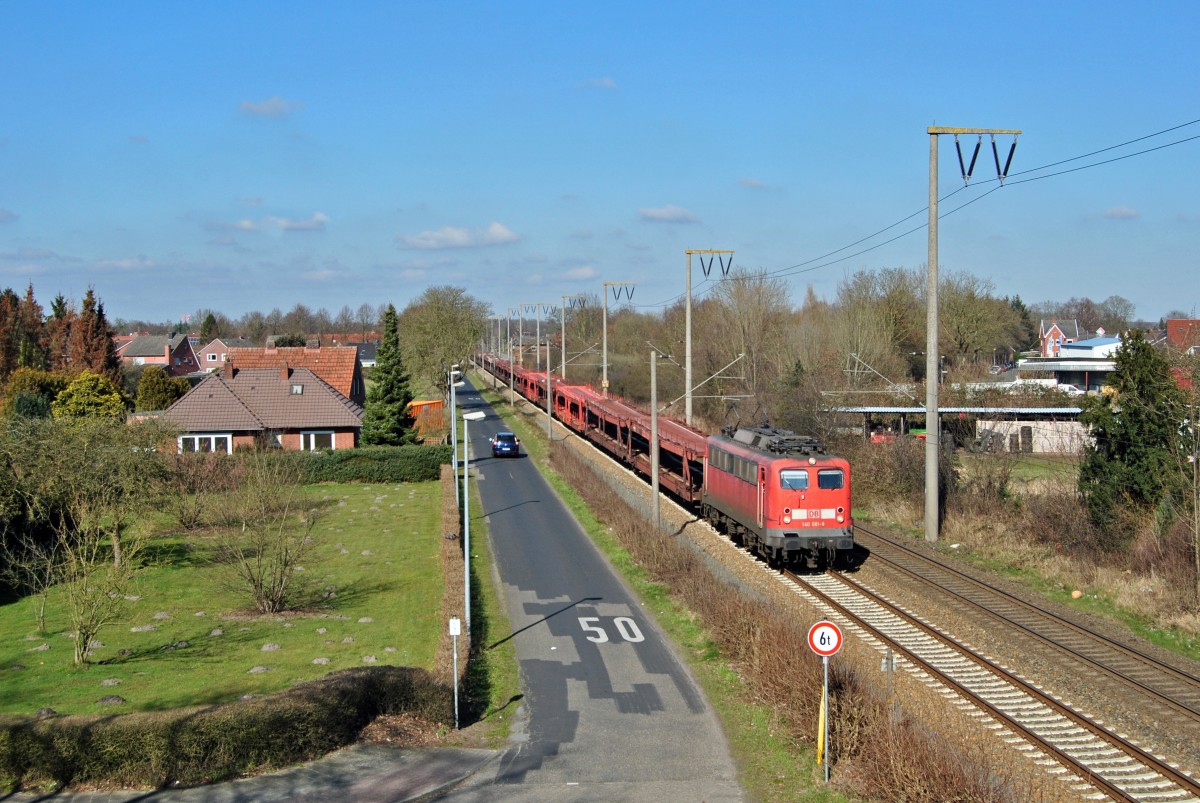140 681-8 fuhr am 12.03.2015 mit einem Autozug von Emden nach Osnabrück, hier in Leer.