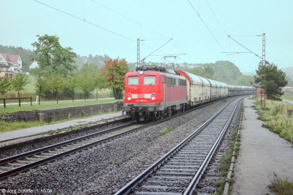 140 681 fuhr am 1.10.04 mit Güterzug Richtung Würzburg durch den ehemaligen Bahnhof Rosenbach. Bild 930315 entstand vom gleichen Standpunkt aus 7 Jahre später ohne Bahnsteige...