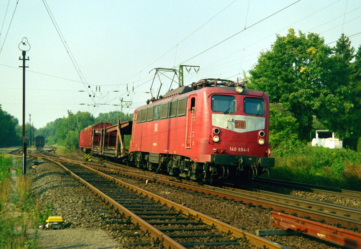 140 694 mit Gterzug Richtung Hannover am 10.09.1999 in Wunstorf