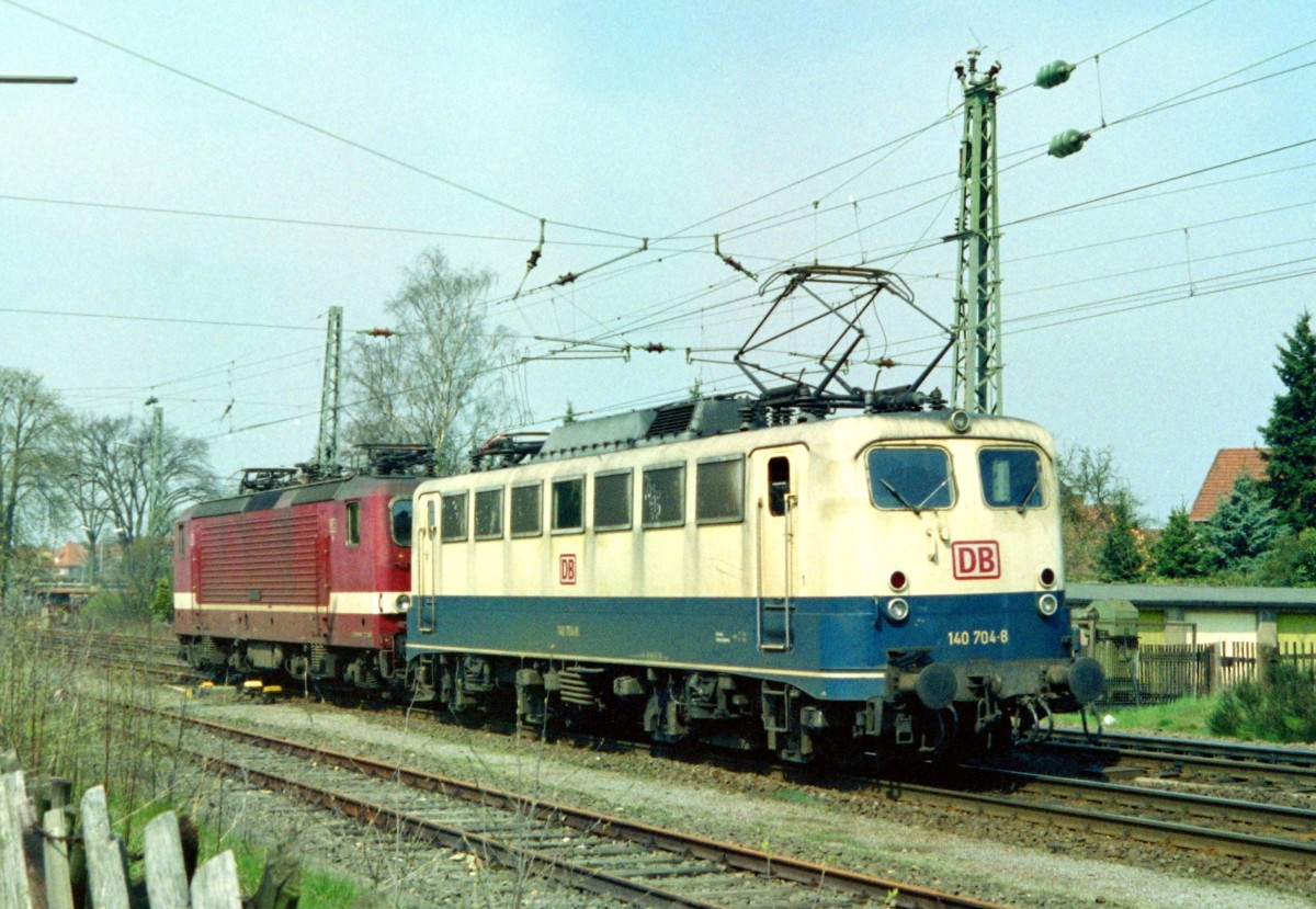 140 704 und 143 xxx als Lz Richtung Maschen am 23.04.1995 in Buchholz (Nordheide)