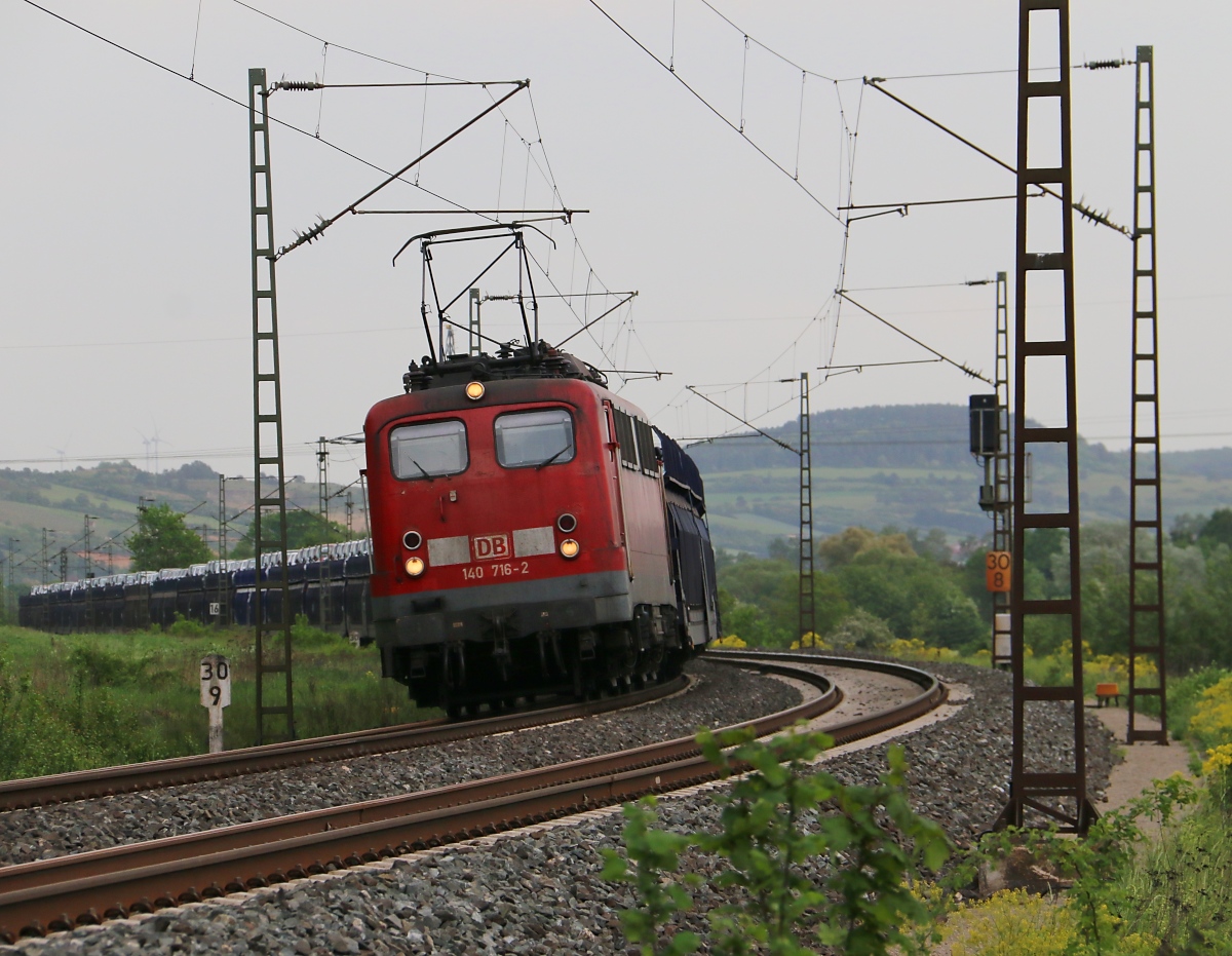 140 716-2 mit Autotransportzug in Fahrtrichtung Norden. Aufgenommen bei Harrbach am 12.05.2015.