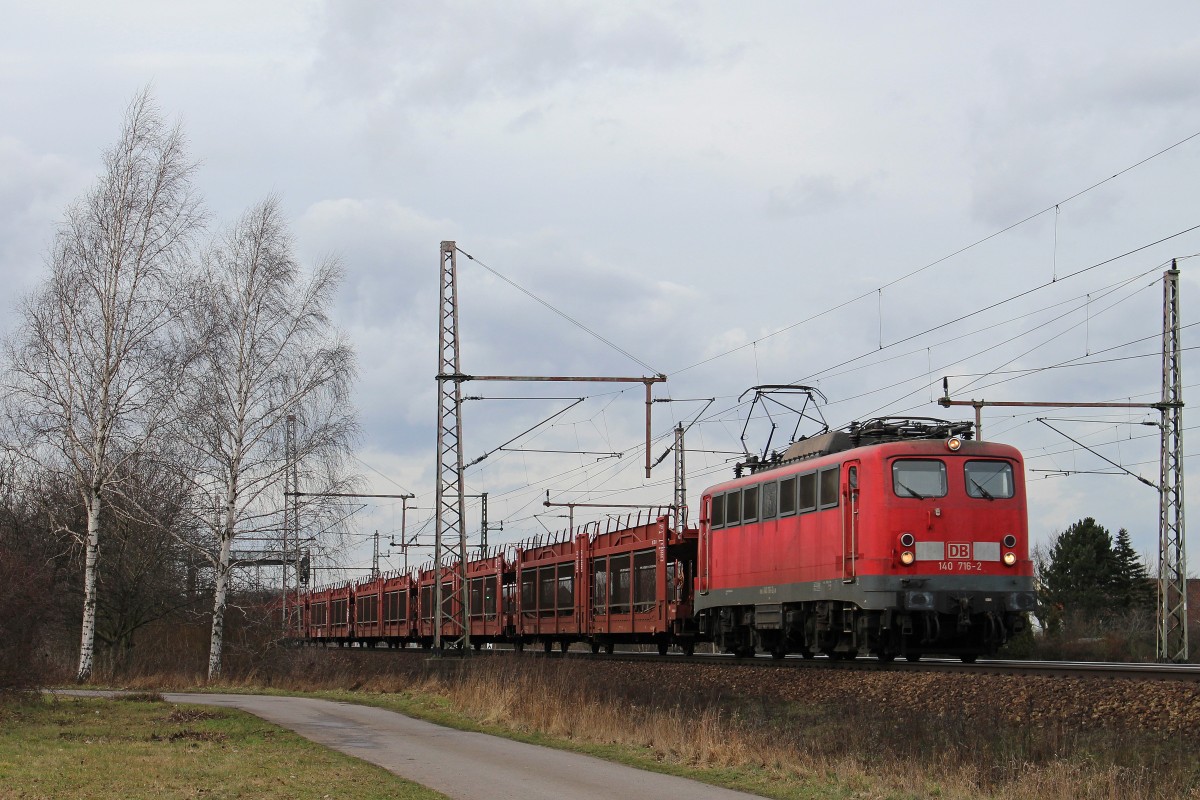 140 716 am 15.2.14 mit einem leeren Autozug in Dedensen-Gümmer.