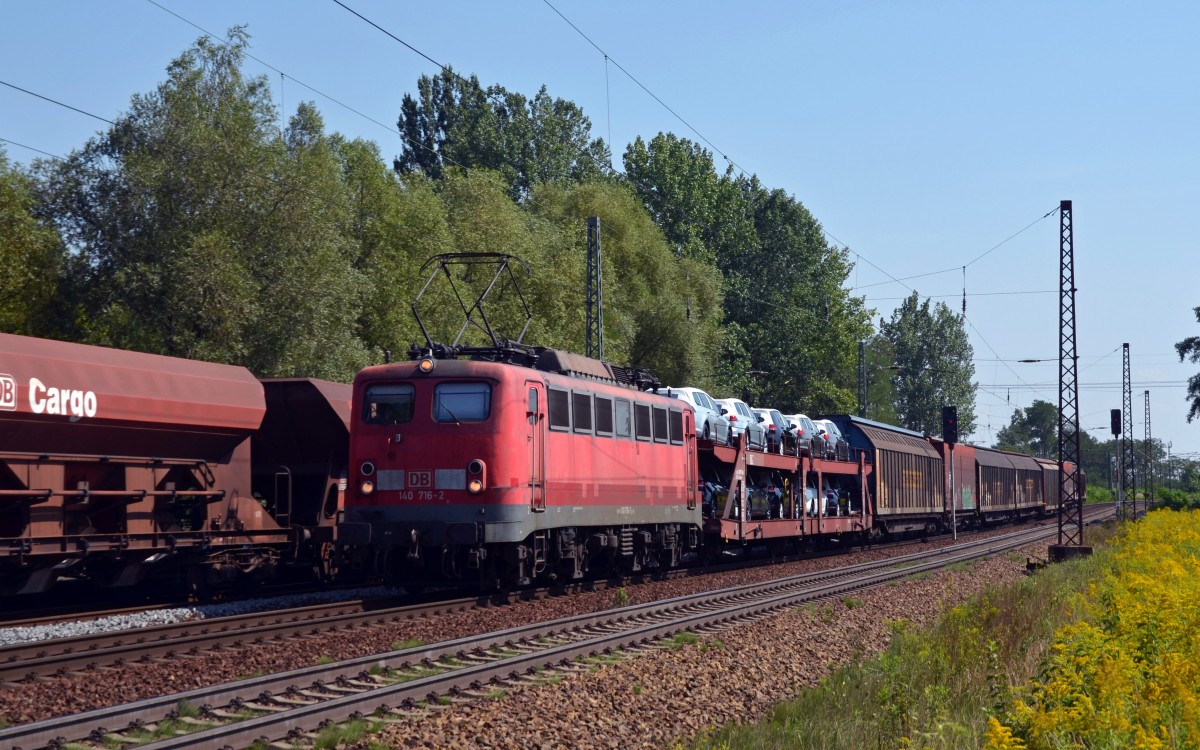 140 716 bespannte am 22.08.15 den VW-Logistikzug von Zwickau-Mosel nach Braunschweig. Auf dem Weg dorthin wurde Leipzig-Thekla Richtung Mockau durchfahren.