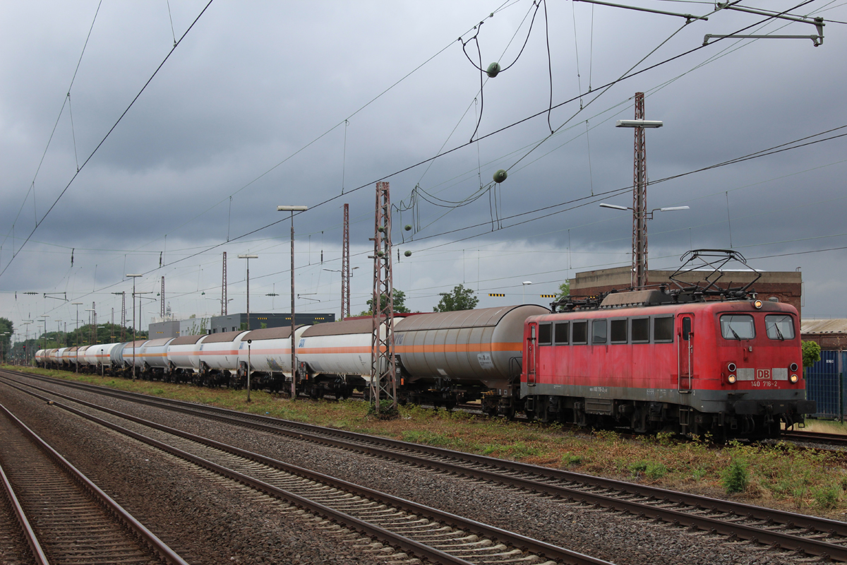 140 716 mit einem Tankwagenzug auf dem Überholgleis in Hilden am 14.07.2015