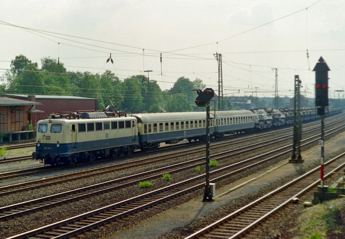 140 716 mit Militrzug Richtung Maschen am 12.05.1993 in Buchholz (Nordheide)