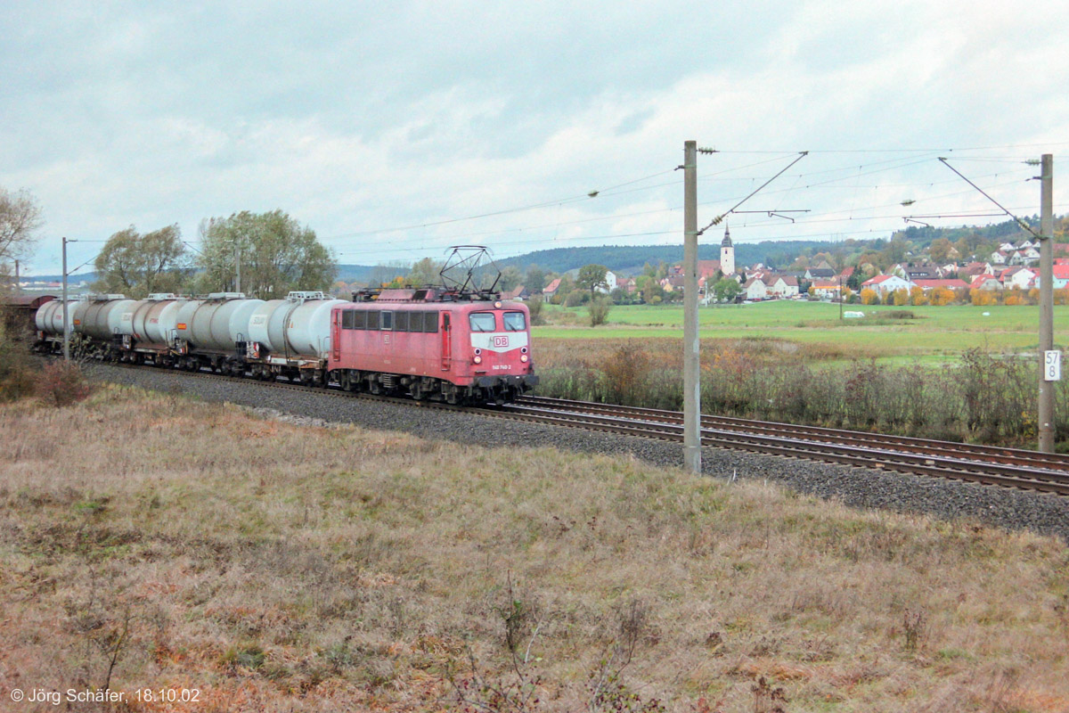 140 740 mit einem Güterzug südwestlich von Lehrberg bei km 57.8 am 18.10.02. Heute kreuzt im Hintergrund die Bundesstraße  B 13 auf einer großen Brücke das Rezattal und die Bahnlinie.
