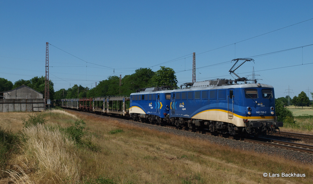 140 759-2 und 140 774-1, beide EVB, rollen am 01.07.15 mit ihrem Autoleerzug durch Wahnebergen Richtung Hannover.
