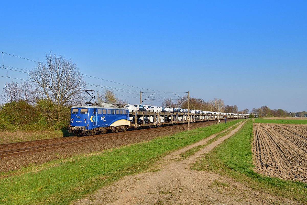 140 759 mit einem Autozug am 16.04.2019 bei Woltorf.