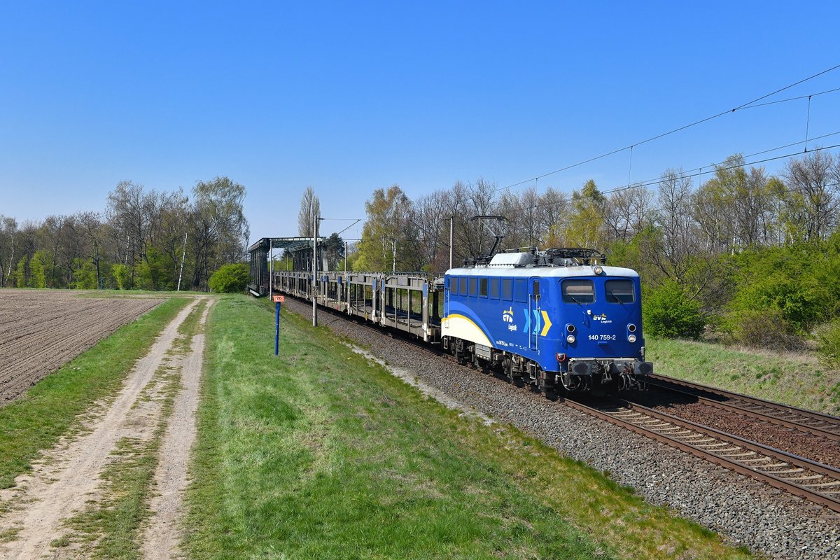140 759 mit einem leeren Autozug am 17.04.2019 bei Woltorf. 