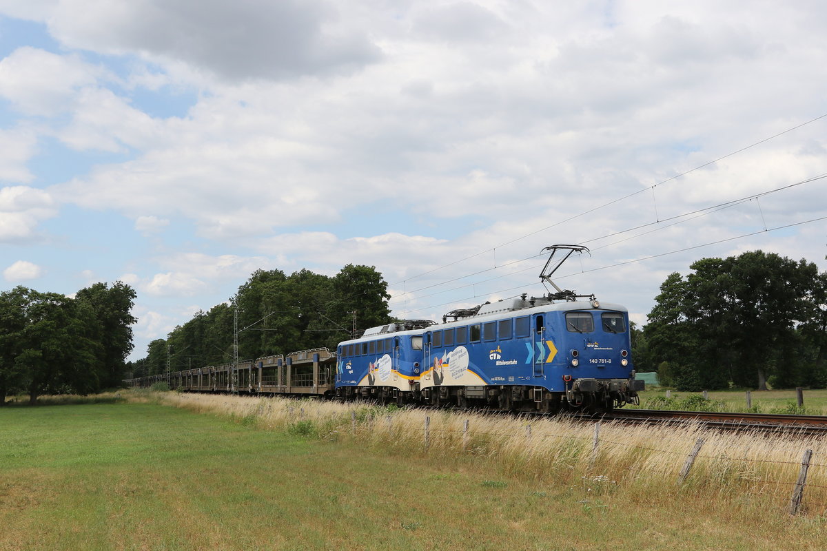 140 761 & 140 848 mit einem leeren Autozug am 29. Juni 2020 bei Nindorf in Niedersachen.