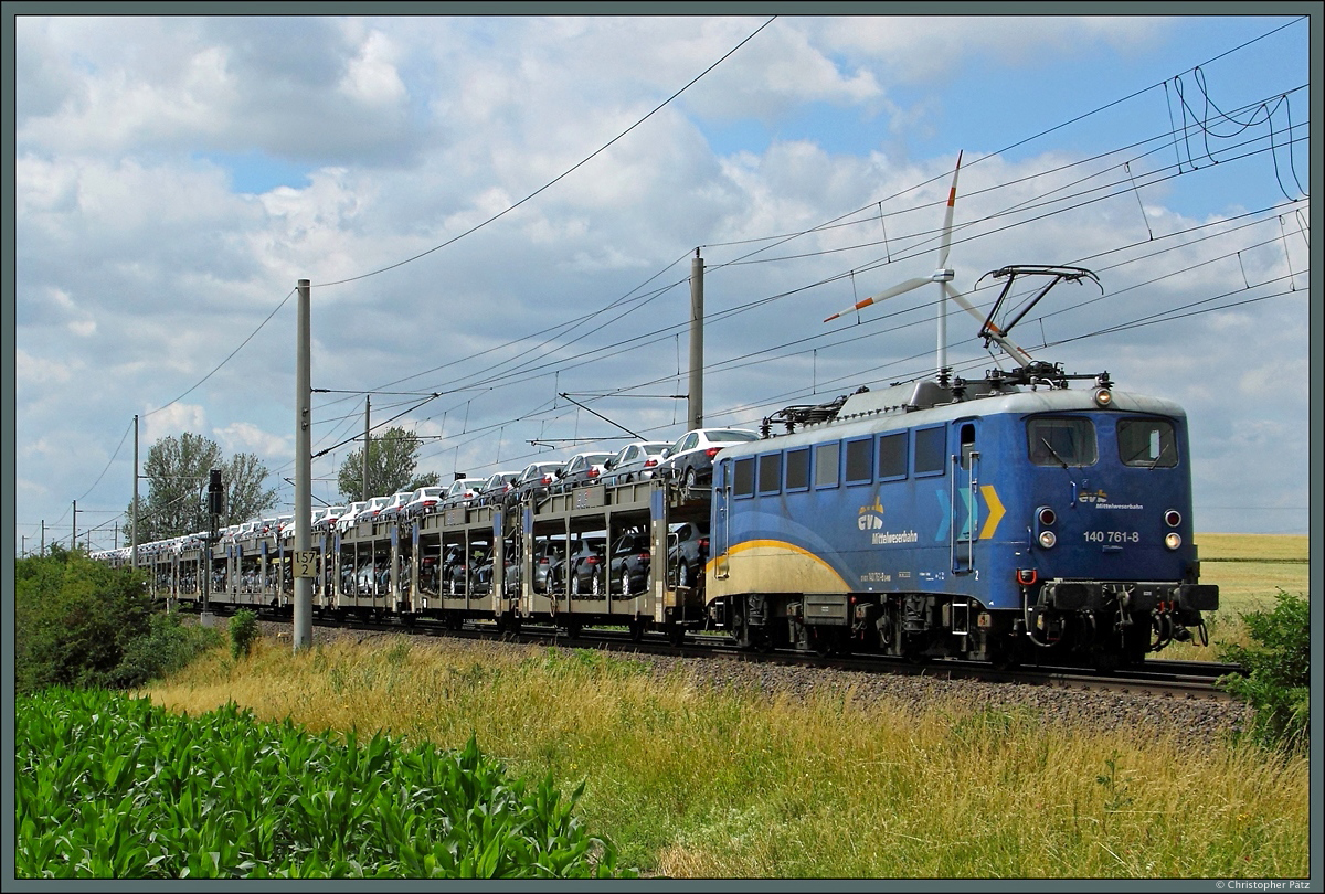 140 761-8 der EVB zieht am 10.07.2015 einen BLG-Autozug durch die Börde bei Wellen Richtung Magdeburg.