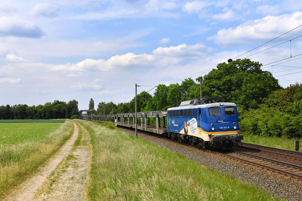 140 761 mit einem leeren Autozug am 24.05.2018 bei Woltorf. 