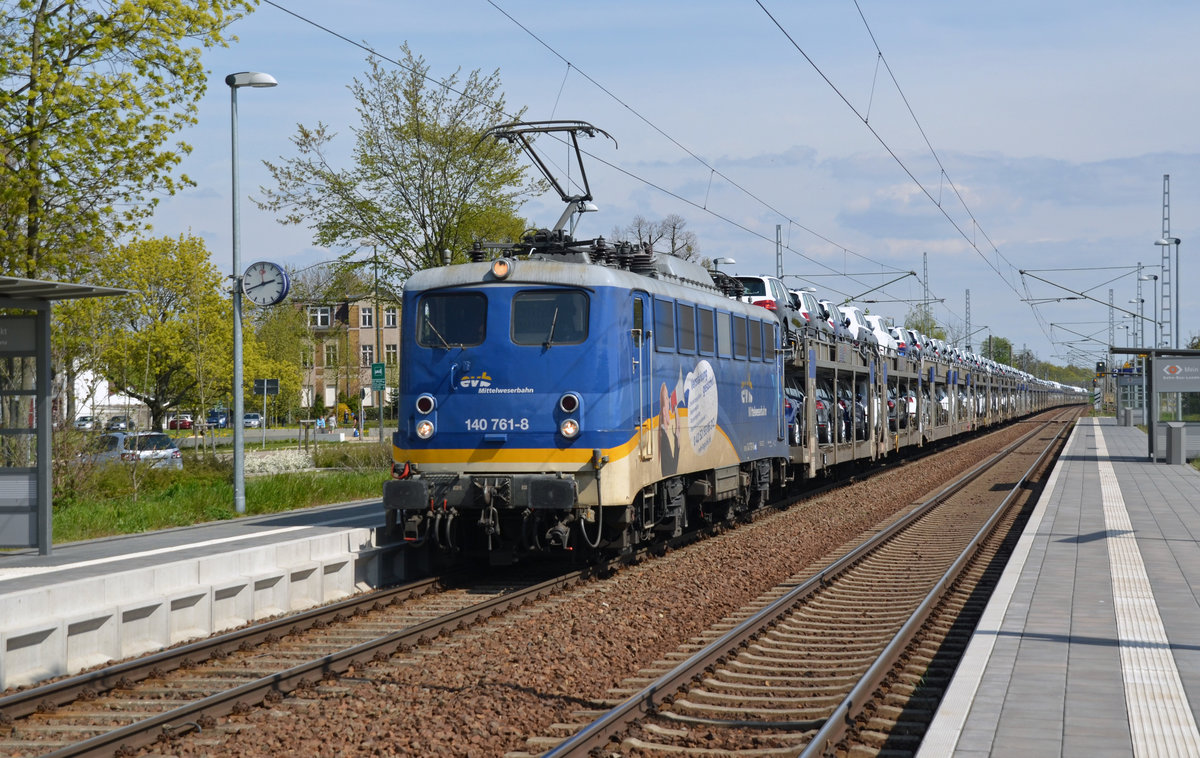 140 761 der MWB schleppte am 01.05.16 einen langen Autozug durch Wittenberg-Altstadt Richtung Dessau. Der Zug kam aus Falkenberg(E) und hatte einen der Nordseehäfen als Ziel.