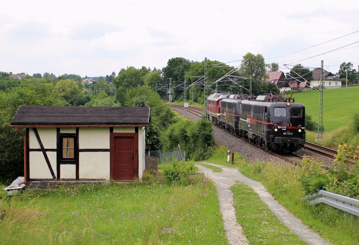 140 772-5, 140 789-9 und 132 334-4 (EBS) zu sehen am 15.06.18 in Jößnitz/V.