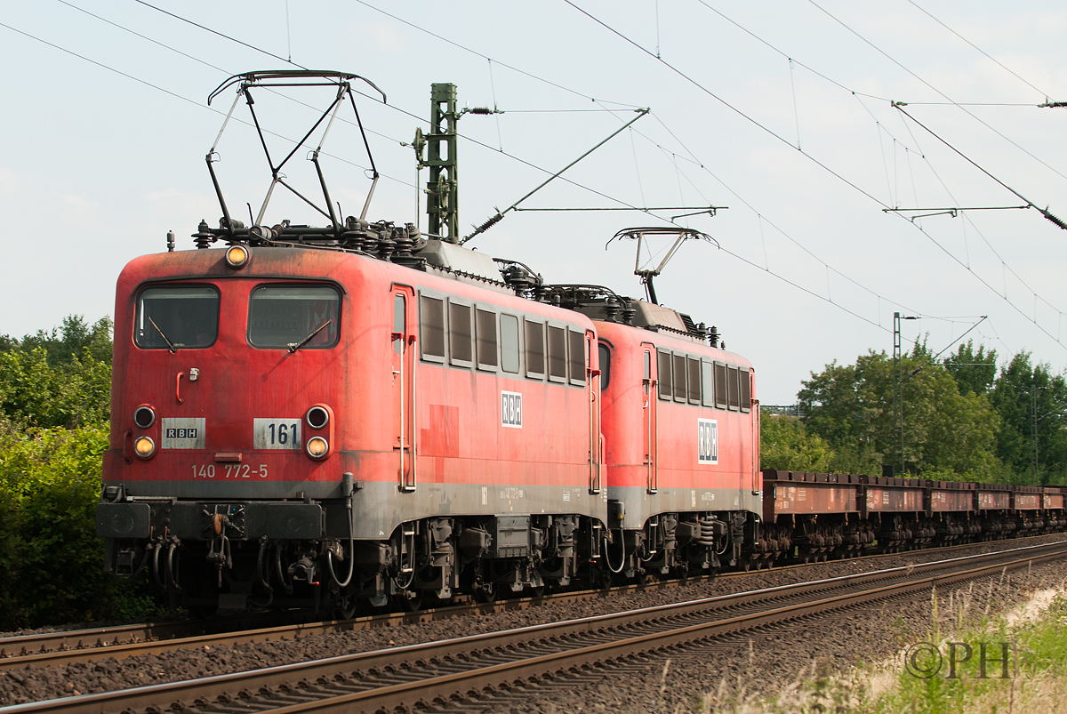 140 772 der RBH bei der Durchfahrt von Meerbusch am 09.06.2015