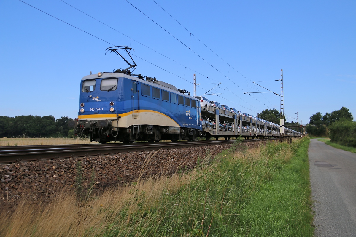 140 774-1 der EVB mit voll beladenem Autotransportzug in Fahrtrichtung Nienburg(Weser). Aufgenommen bei Eystrup am 22.07.2015.