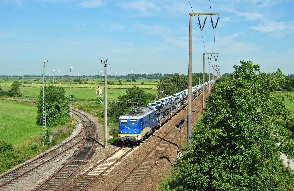 140 774-1 fuhr am 06.08.2015 mit einem BLG Autozug von Emden Richtung Bremen, hier bei Nüttermoor.