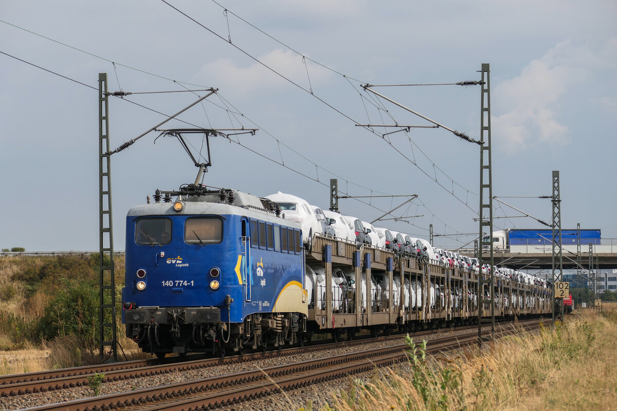 140 774 (EVB) war am 12.08.2020 mit einem Autozug nahe Schkeuditz gen Halle unterwegs. 