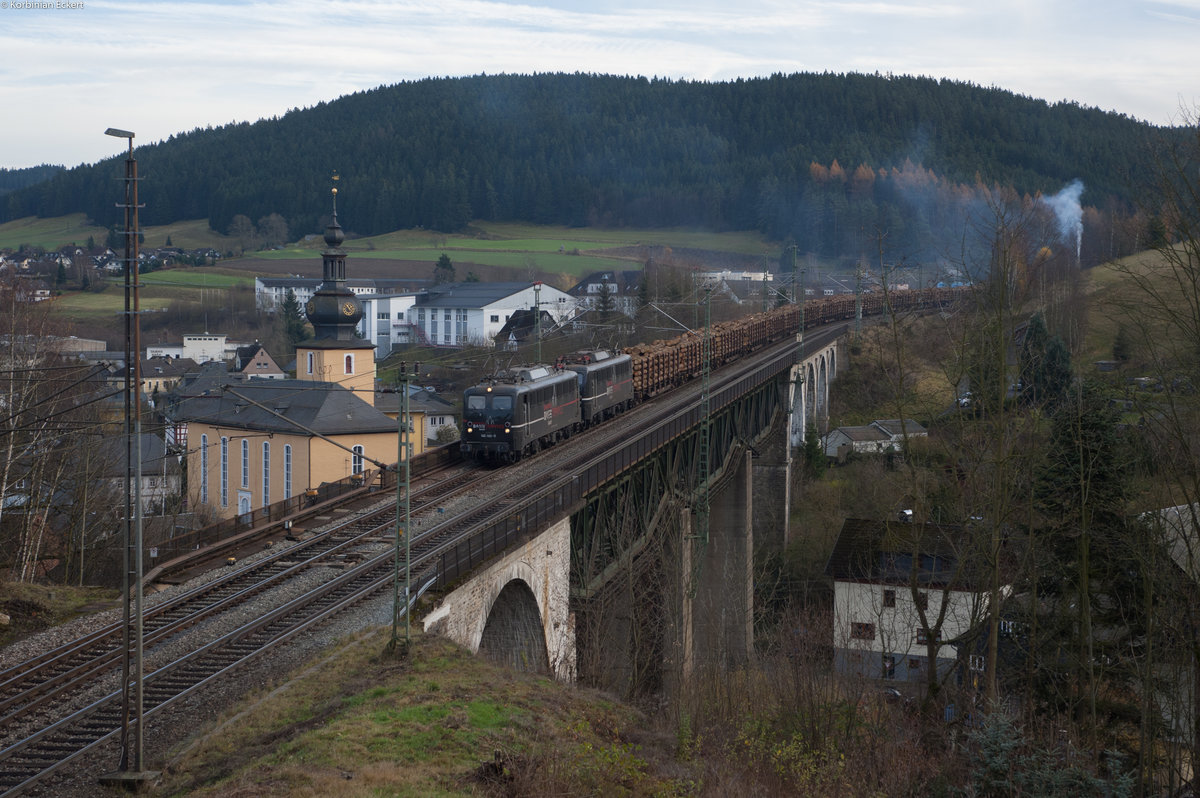 140 789 und eine weitere 140 des Erfurter Bahnservice mit einem Vollholzzug bei Ludwigsstadt Richtung Saalfeld, 23.11.2017