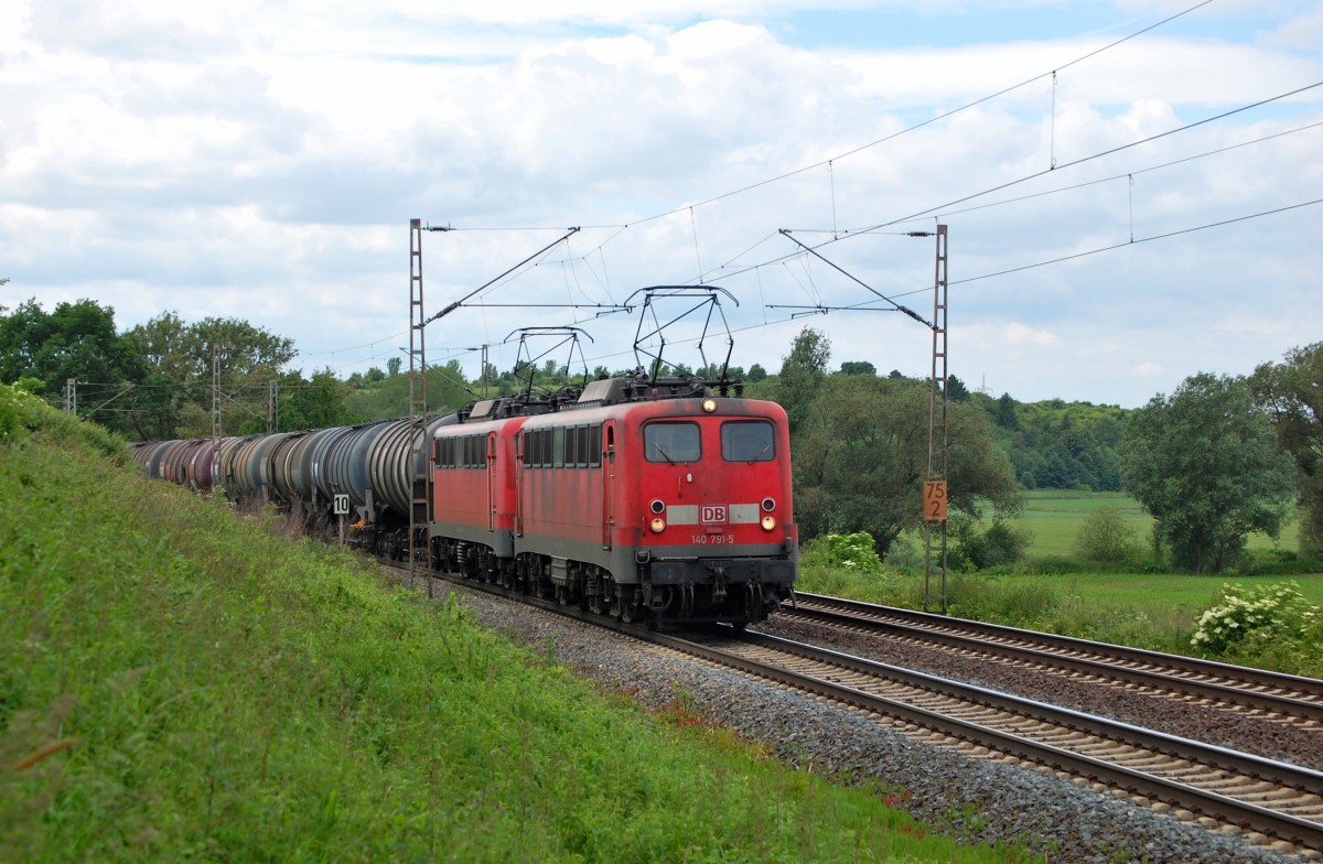 140 791-5 + 140 833 mit einem Kesselzug am 13.06.2013 bei Salzderhelden