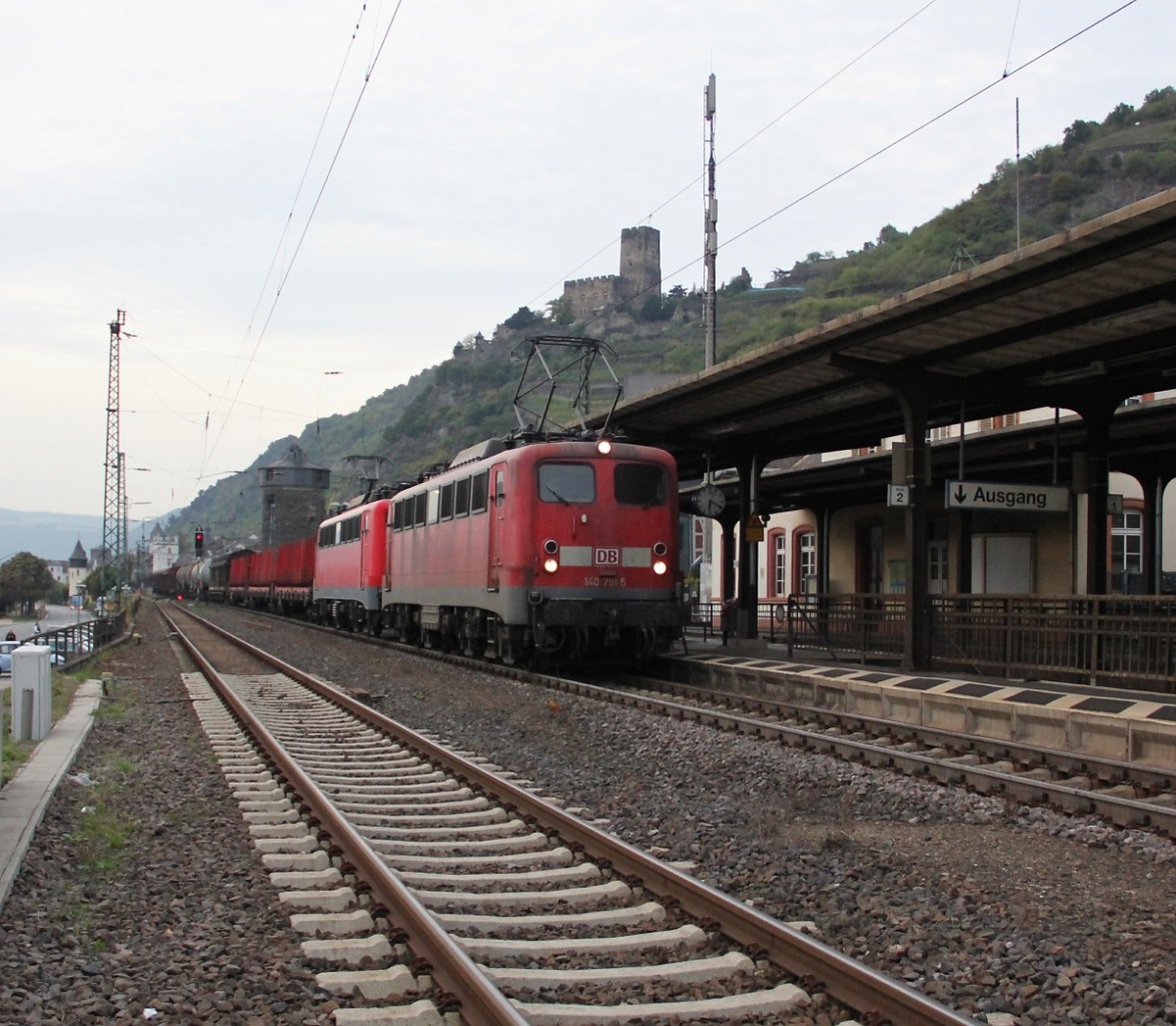 140 791-5 in Doppeltraktion mit 140 843-4 und einem gemischtem Güterzug in Fahrtrichtung Süden. Aufgenommen in Kaub am Rhein (nördliches Ende Bahnsteig 3) am 04.10.2013.