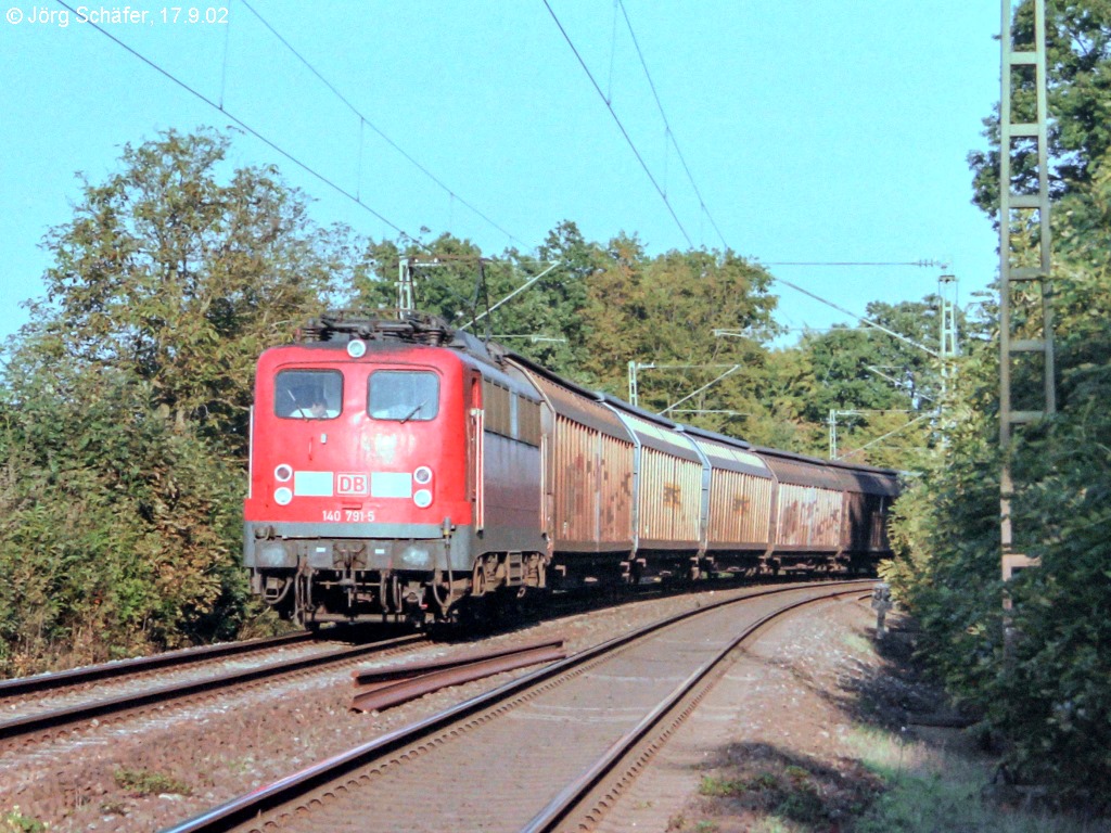 140 791 rollte am 17.9.02 mit einem Güterzug am Haken auf der 25‰-Rampe von Burgbernheim hinunter nach Steinach. 