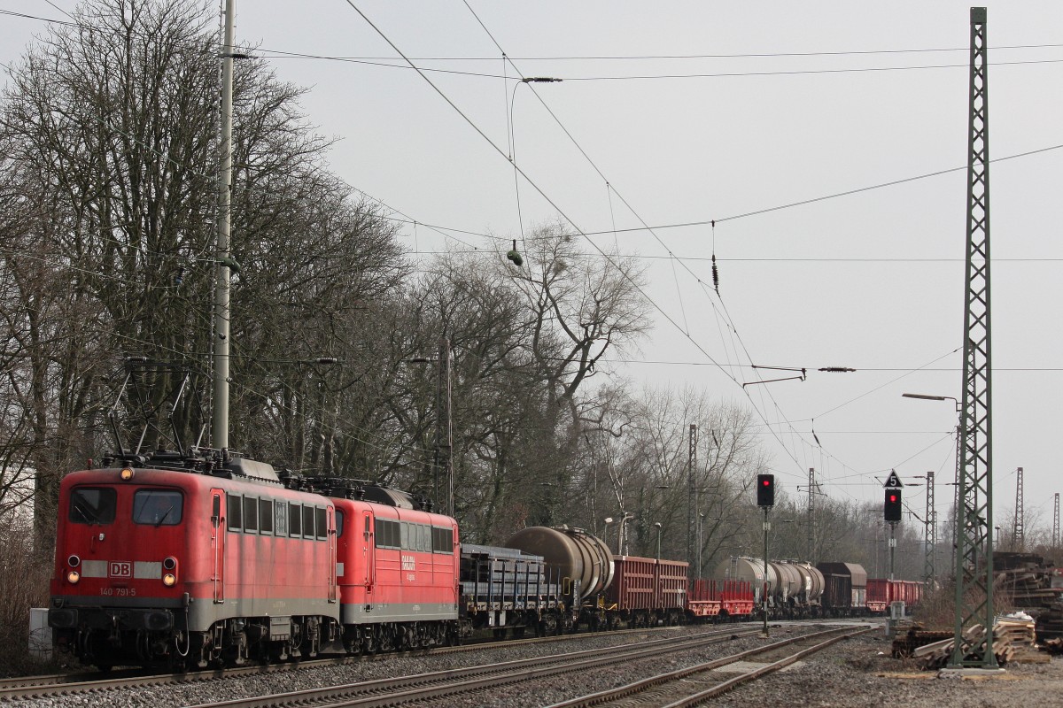 140 791 zog am 4.4.13 die 151 150 und einen gemischten Gterzug durch Ratingen-Lintorf.