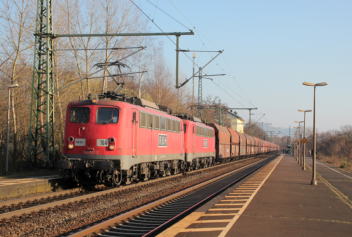 140 797-2 (RBH164) mit Schwestermaschine in Bonn Oberkassel am 06.03.0214