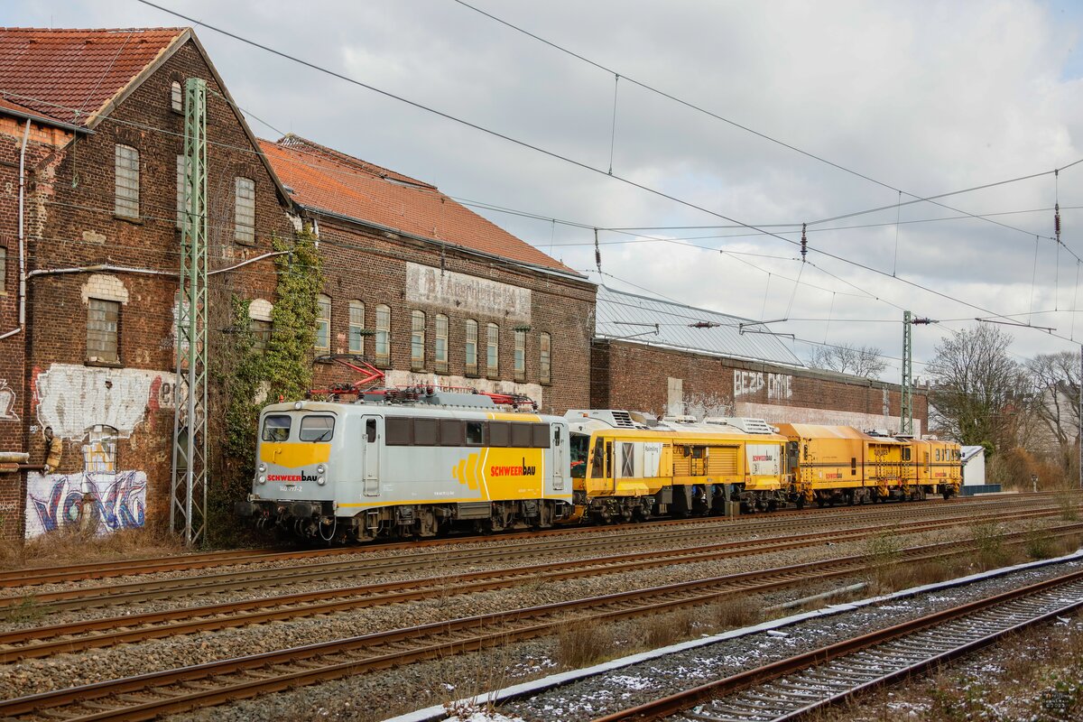 140 797-2 Schweerbau mit zwei Stopfmaschinen in Wuppertal Unterbarmen, am 11.03.2023.
