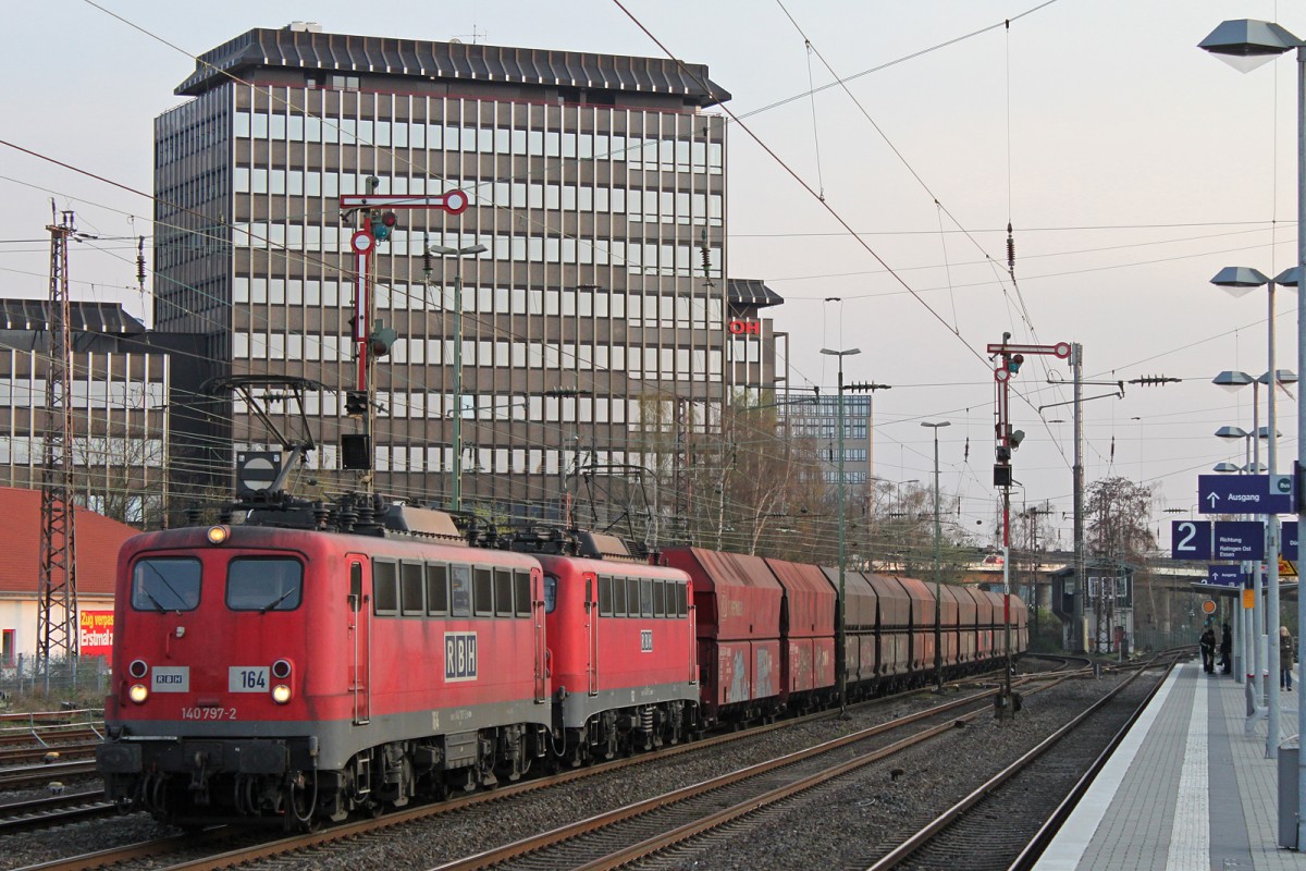 140 797 (RBH 164) und 140 815 (RBH 163) fuhren am 27.3.14 mit einem leeren Kohlezug aus Großkrotzenburg durch Düsseldorf-Rath.