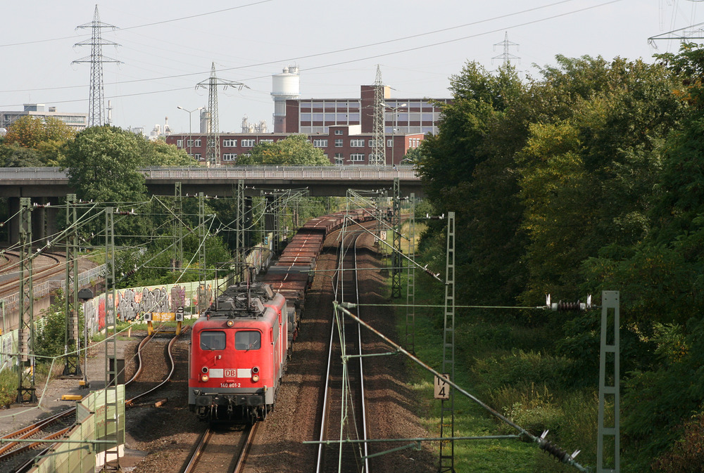 140 801 + 140 850 mit leeren Wagen für den Coiltransport, aufgenommen am 22. August 2012 in Dormagen.