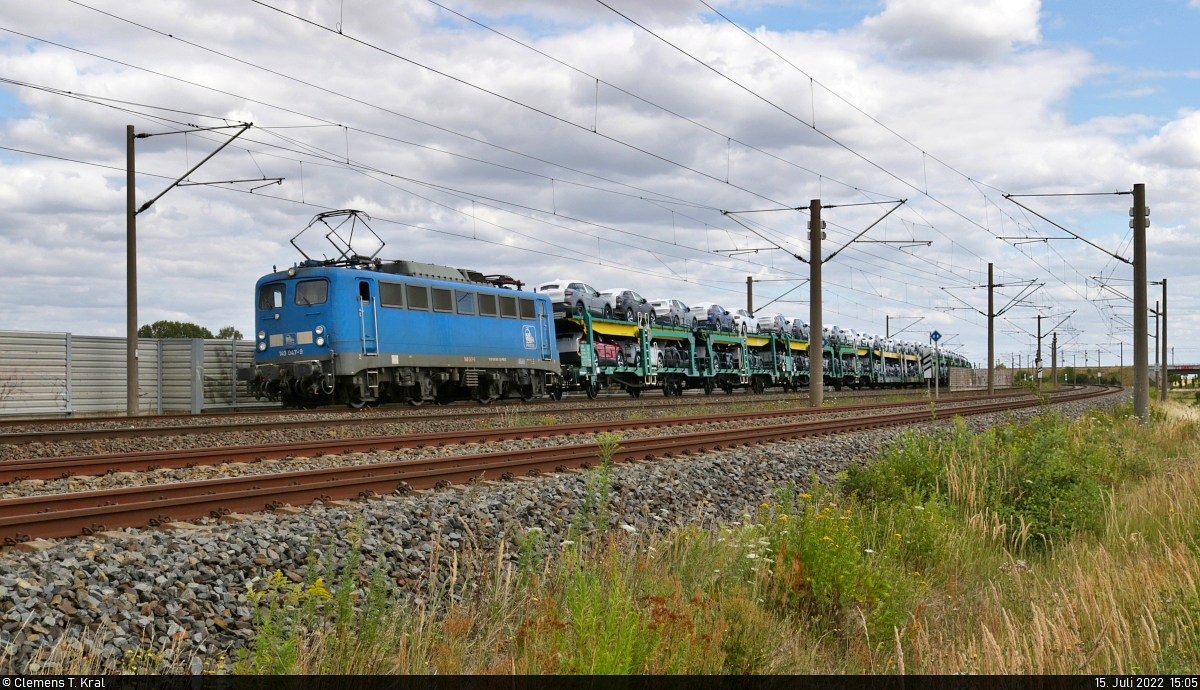 140 801-2 (140 047-9) zieht millionenschwere Güter durch Benndorf (Kabelsketal) Richtung Halle (Saale).

🧰 Eisenbahn-Bau- und Betriebsgesellschaft Pressnitztalbahn mbH (PRESS)
🕓 15.7.2022 | 15:05 Uhr