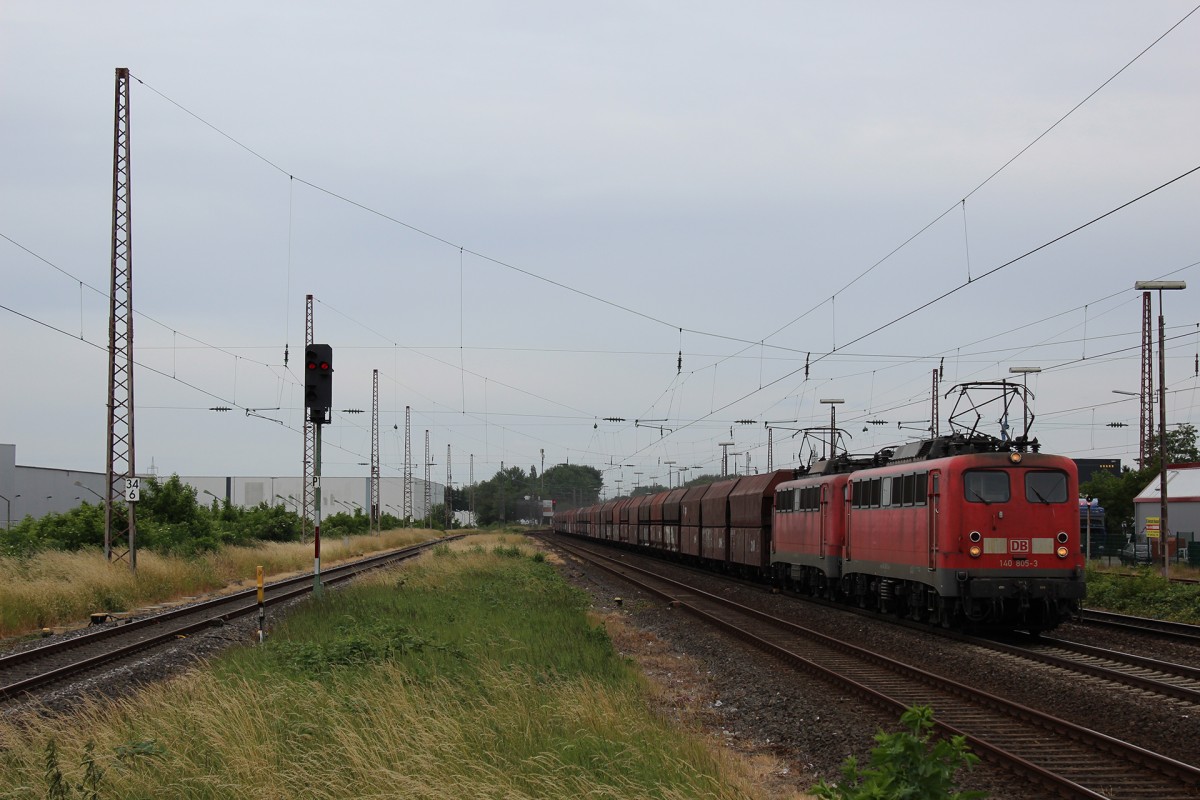 140 805 + 140 799 durchfahren am 16.06.2015, mit dem täglichen Kohlependel, den Bahnhof Hilden